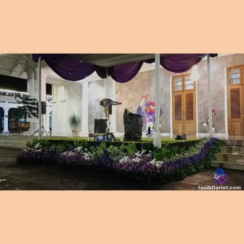 Karangan Bunga Dekorasi Podium