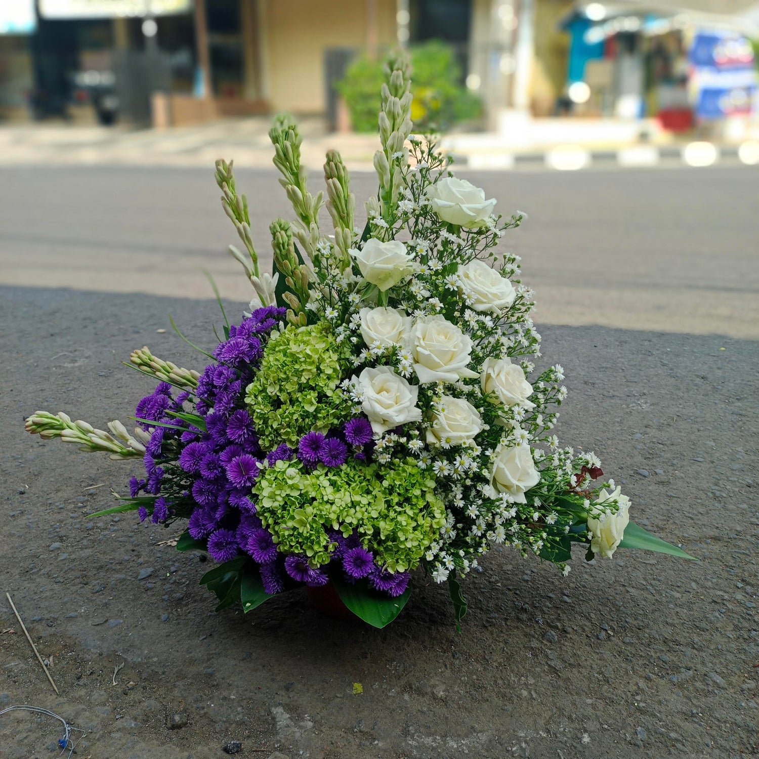 bunga meja dengan pot emas