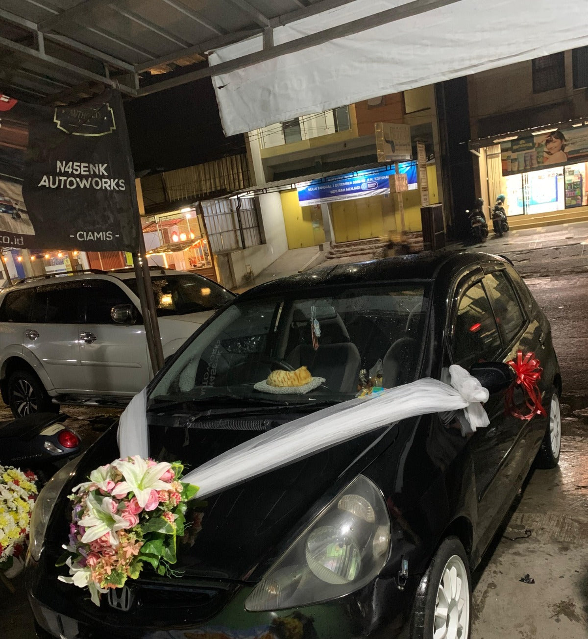 Dekorasi Karangan Bunga Mobil Pengantin di Tasikmalaya