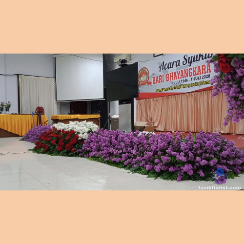 Karangan Bunga Dekorasi Podium